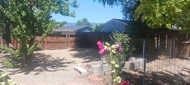 Building Photo - Updated 3 bedroom with A/C and Yard