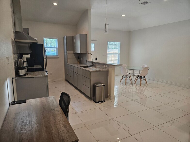 Building Photo - 702 5th St