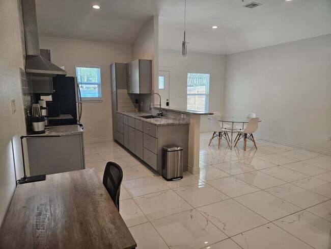 Building Photo - 702 5th St