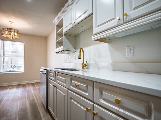 Primary Photo - 1802 Jackson Ave W