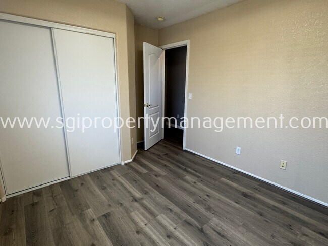 Building Photo - 5313 E Hilton Ave