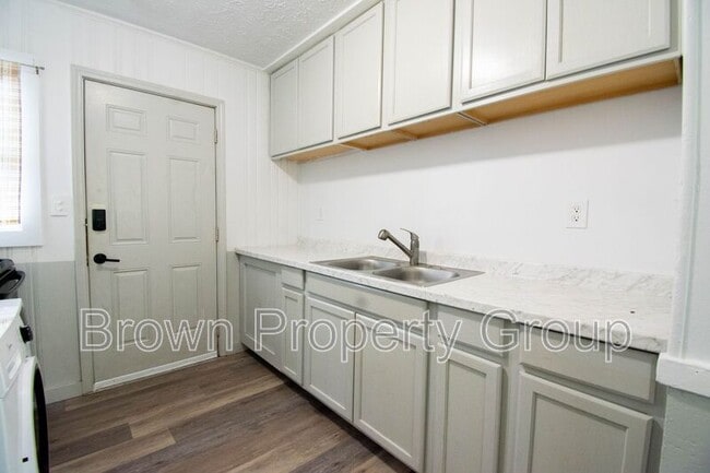 Building Photo - 204 S Fifth St