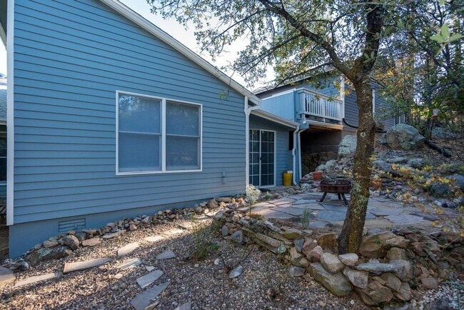 Building Photo - 4 bedroom 3 bath 2 car garage- Large Townhome In *Timber Ridge Subdivision*