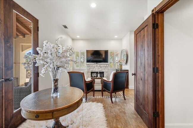 Building Photo - 6750 Golden Pheasant Ln