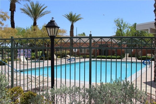 Building Photo - 733 Chase Tree St