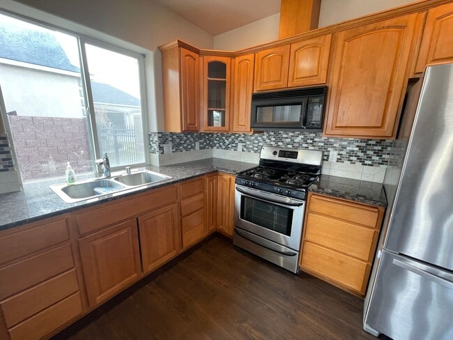 Building Photo - Amazing family home in the perfect location!