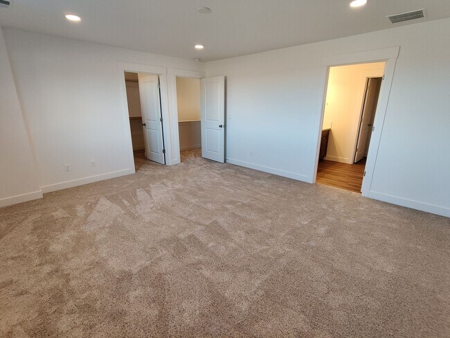 Building Photo - Contemporary Townhome with Open Floor Plan...