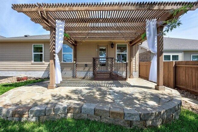 Building Photo - 1701 Hidden Springs Path