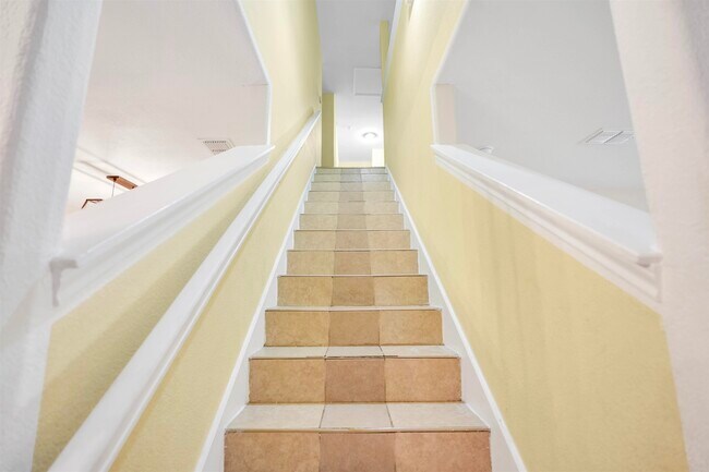 Building Photo - 2122 Mallorca Dr
