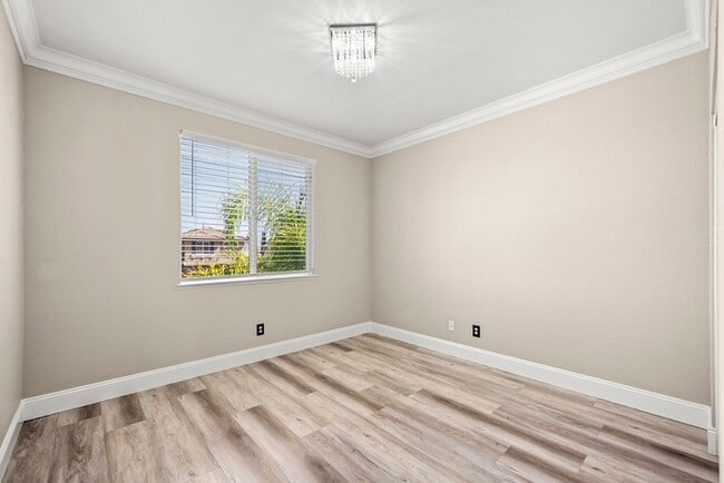 Building Photo - For rent: spacious and updated 5-bedroom, ...