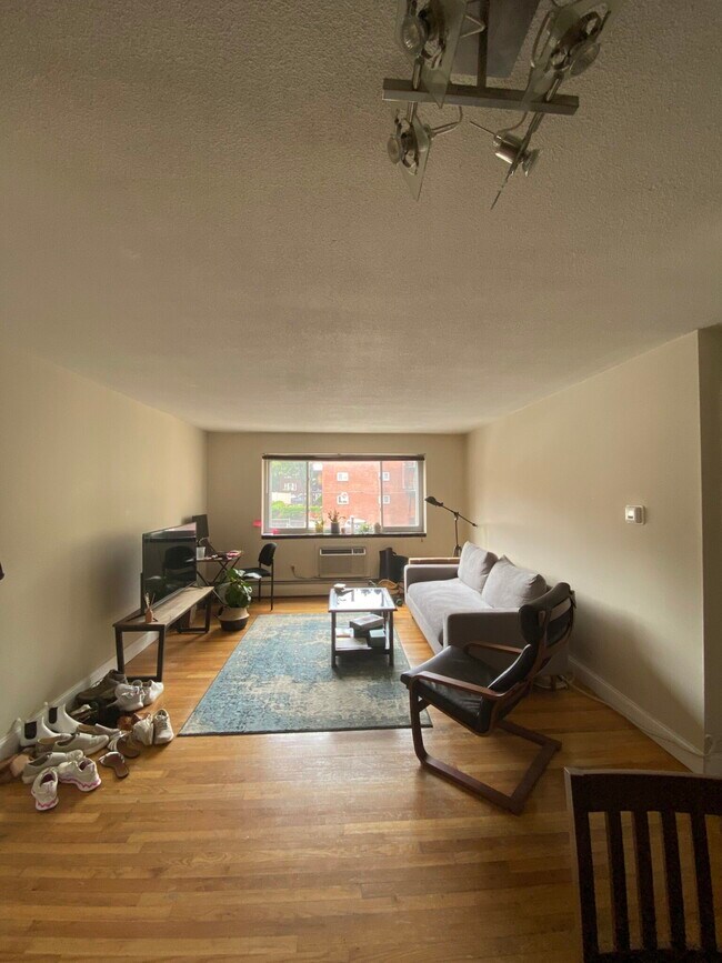 Building Photo - 239 Kelton St