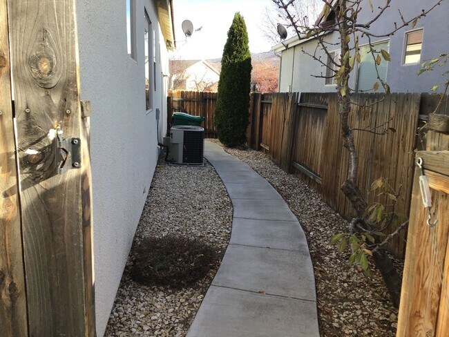 Building Photo - 442 La Costa Cir