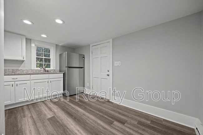 Building Photo - 210 S Elm Ave