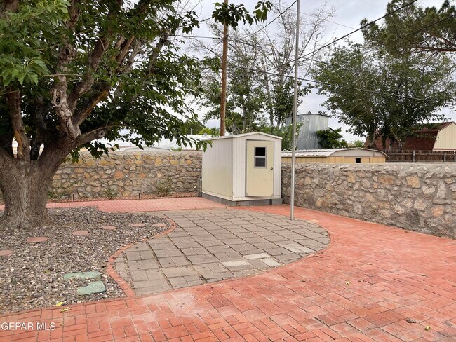 Building Photo - 9220 Lait Dr