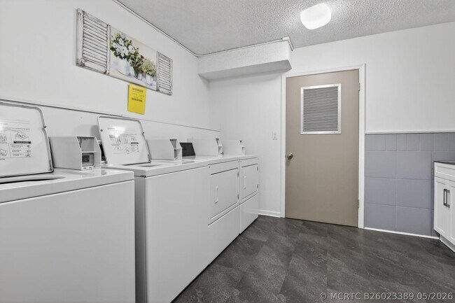 Building Photo - 9101 Jacaranda Ln