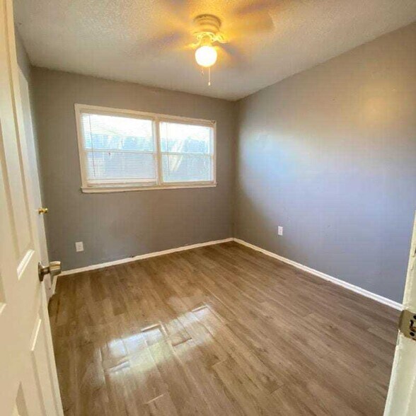 Building Photo - 2714 E 3rd St