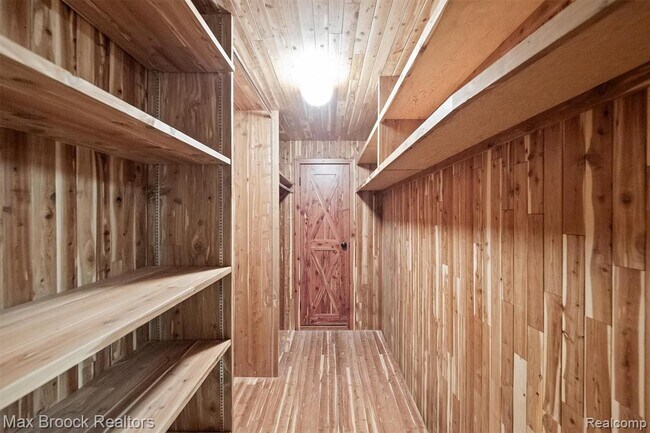 Building Photo - 3333 W Shore Dr