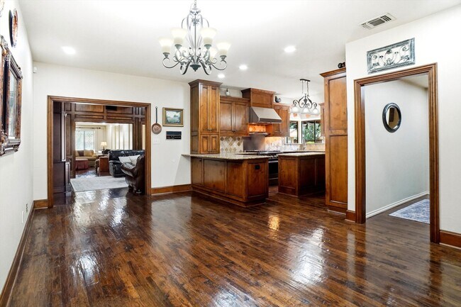 Building Photo - 2412 Emerald Cir