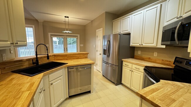 Building Photo - 441 Candlewood Dr
