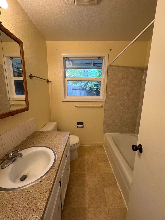 Building Photo - Milwaukie Tri-plex, 2-Bedroom, Near Transp...