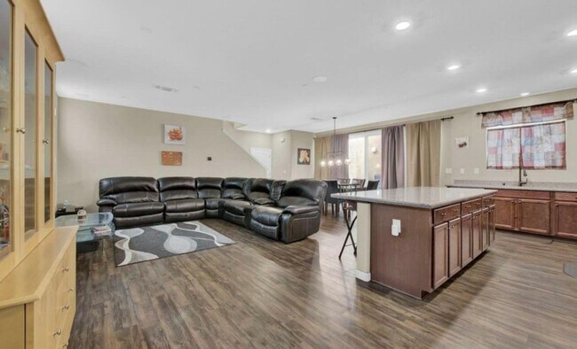 Building Photo - Stunning Natomas 5/3! PLEASE READ ENTIRE A...