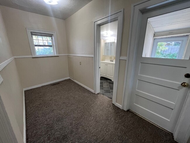 Building Photo - 304 S Rutan St