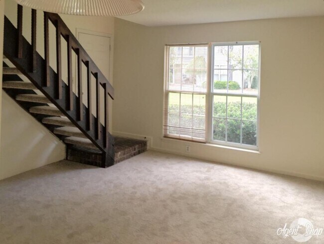 Building Photo - Loft-Style 2-Story Townhouse – Available January 1st!