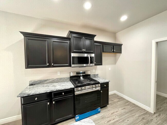 Building Photo - Beautiful 3 Bedroom 2 Bathroom Home! *HOME IS CURRENTLY OCCUPIED, PLEASE DO NOT DISTURB THE TENANT*