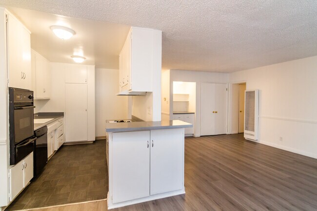 Building Photo - 8601 Balboa Blvd