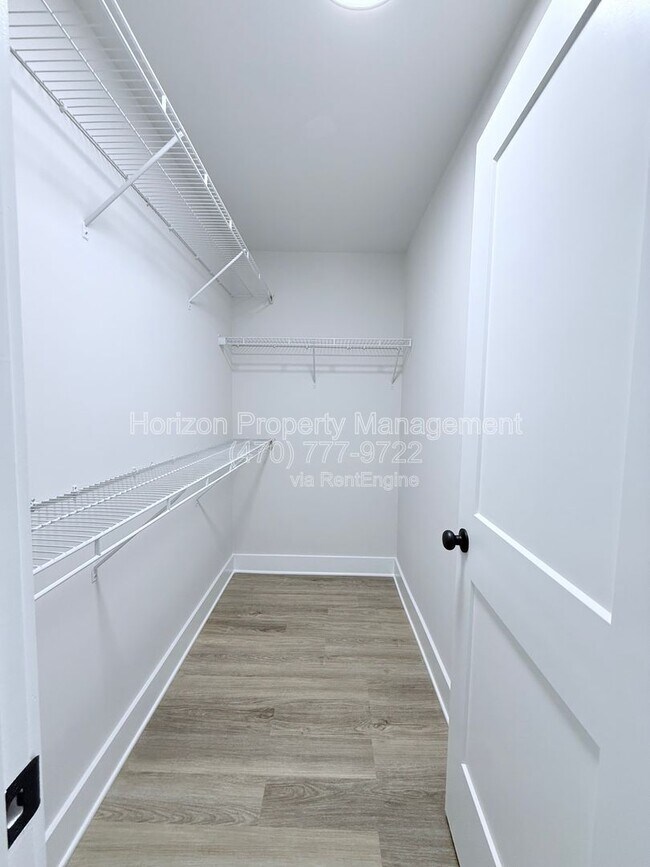 Building Photo - 2550 Valient Dr