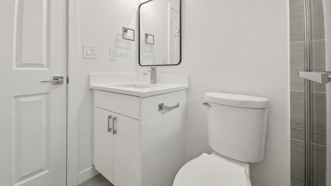 Building Photo - Fully Remodeled 2 Bed 2 Bath Front Unit in Prime Lynnwood Location