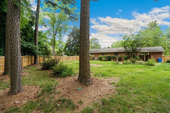 Building Photo - Beautiful 3-Bedroom Ranch Style Family Home with LARGE Fenced in Yard!