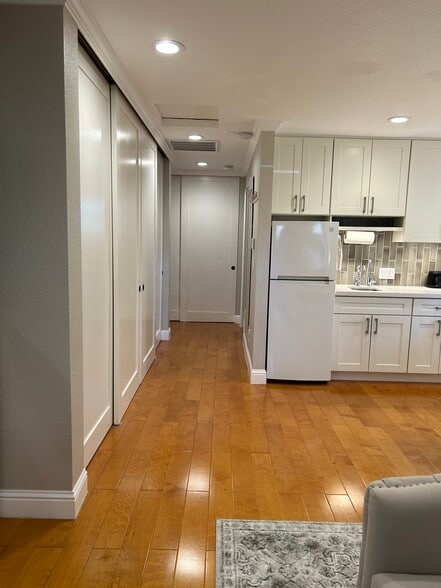 Large Closets - 161 Grant St