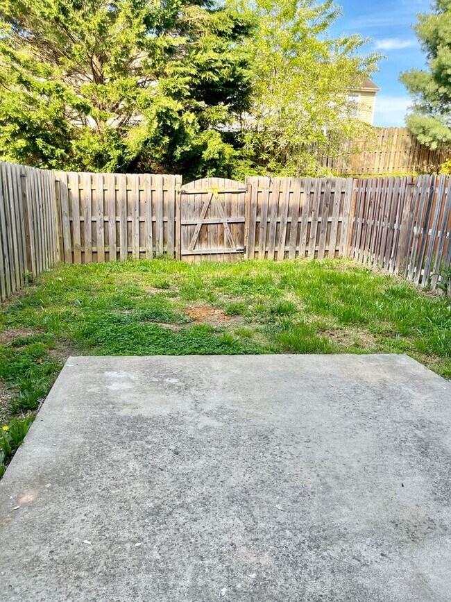 Building Photo - Gorgeous Spotsylvania Townhouse