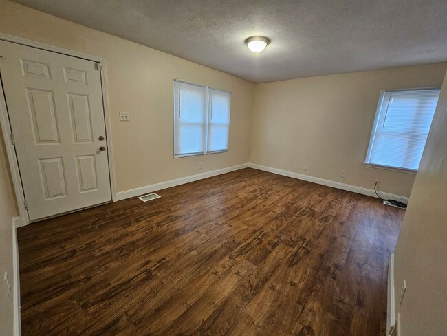 Building Photo - 2 bed, 1 bath, close to ND