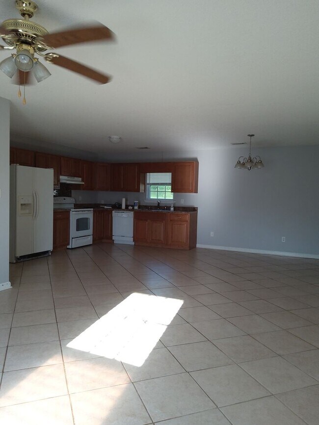 Building Photo - Cozy Three Bedroom Home!