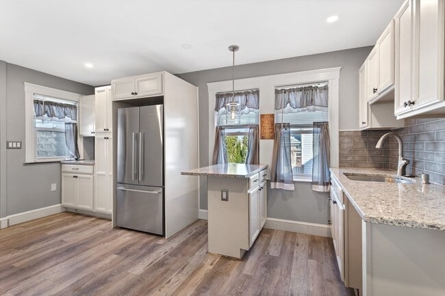 Building Photo - 64 Beaumont St