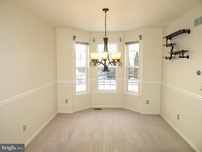 Building Photo - 136 Clear Creek Dr