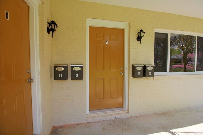 Building Photo - 2bd/1ba Apartment located 1 block from Duk...