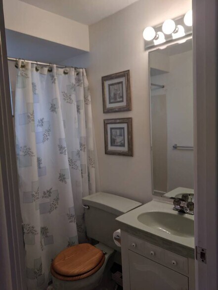 Building Photo - 3002 Mintwood Dr