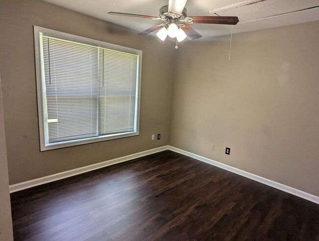 Building Photo - So CLEAN and AFFORDABLE~