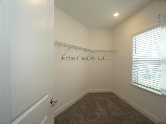 Building Photo - Stunning 5-Bedroom Lakeview Home in River ...