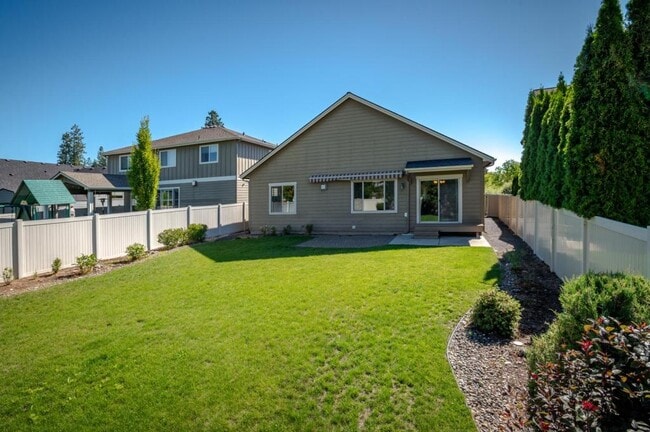 Building Photo - 6683 N Madellaine Dr