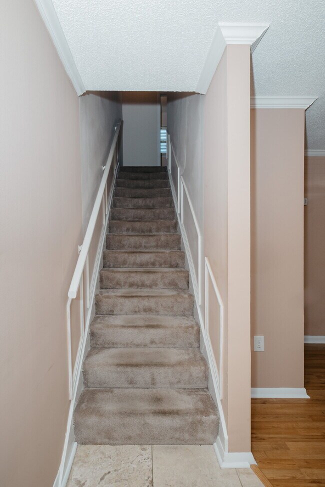 Building Photo - Beautiful 3-Bedroom Townhome in Convenient West Ashley Location!