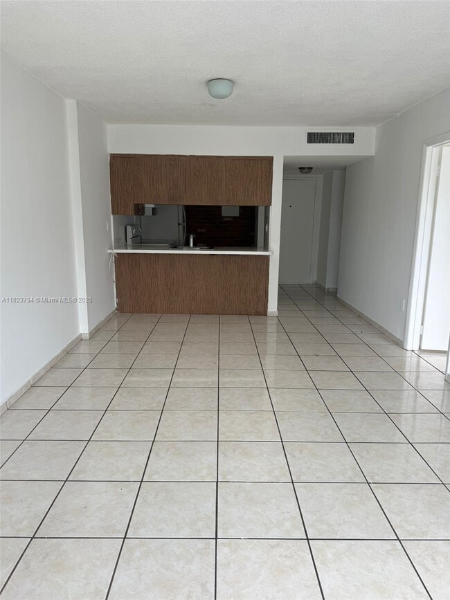 Building Photo - 16465 NE 22nd Ave