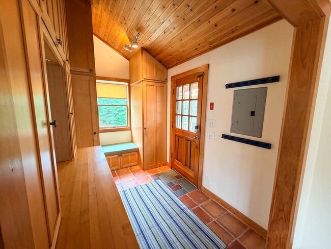 Building Photo - 121 Old Schoolhouse Rd