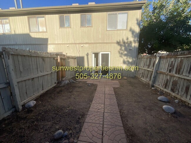 Building Photo - 1701 E Cliffside Dr