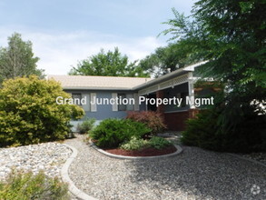 Building Photo - Cute 3 bedroom house. Well maintained.