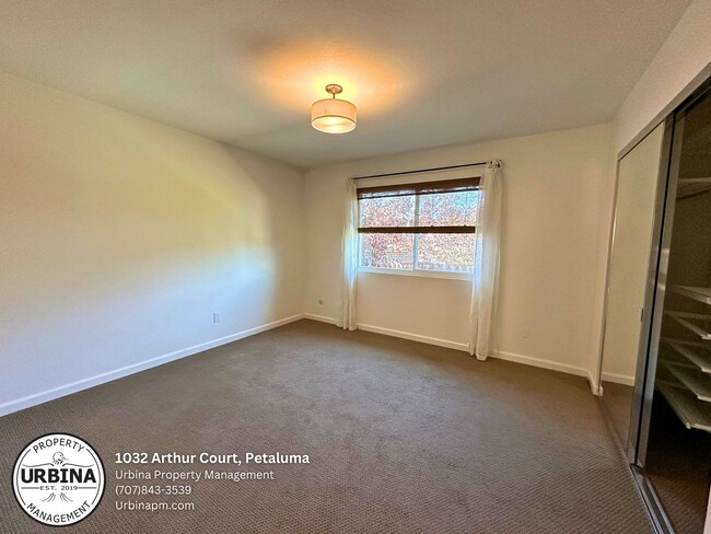Building Photo - Charming Petaluma 2-Bedroom Home with Larg...