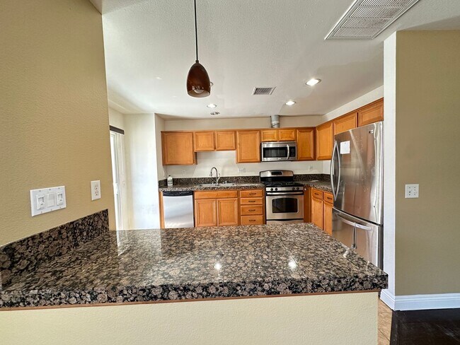 Building Photo - Welcome to this 4 bed 2 bath home!